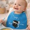 Bébé portant un bavoir personnalisé Mini Corse avec prénom Enzo pendant le repas