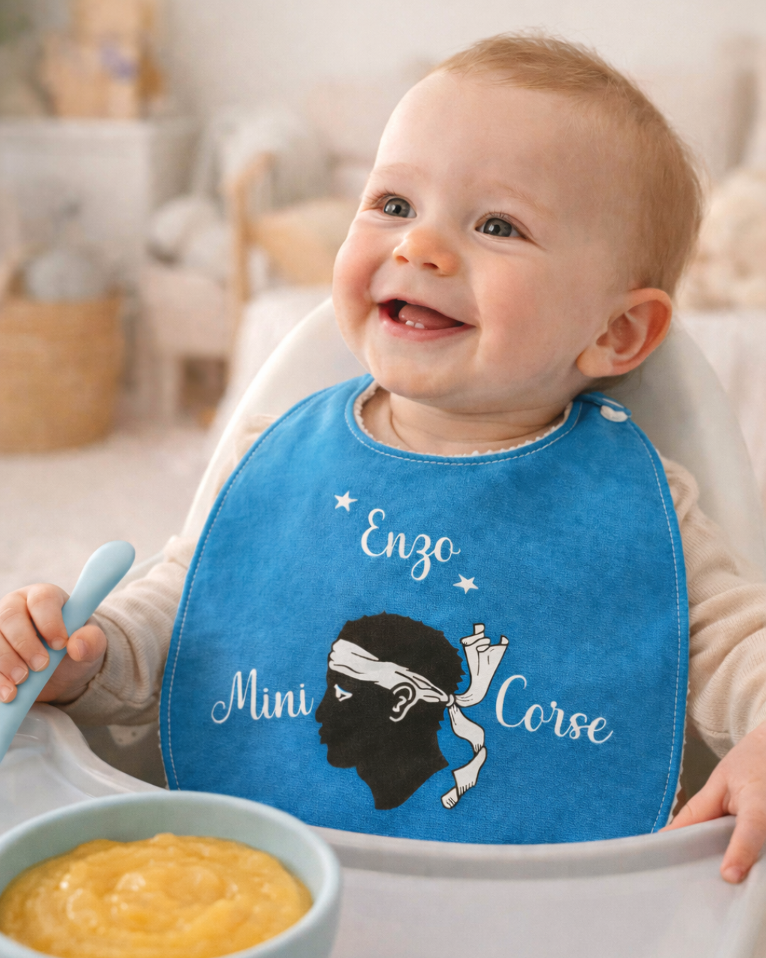 Bébé portant un bavoir personnalisé Mini Corse avec prénom Enzo pendant le repas