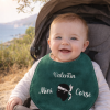 Bavoir bébé personnalisé vert avec inscription Mini Corse, prénom Valentin et tête de Maure, création artisanale made in Corse