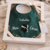 Bavoir bébé personnalisé Mini Corse avec prénom présenté dans une boîte cadeau, idée de cadeau de naissance corse