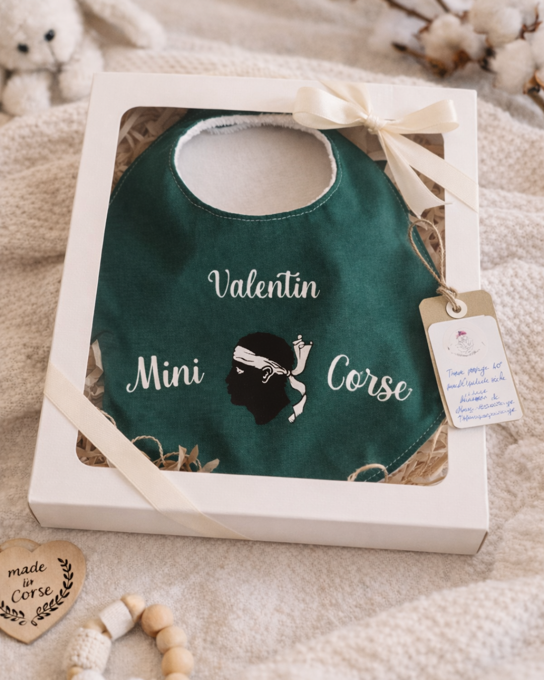 Bavoir bébé personnalisé Mini Corse avec prénom présenté dans une boîte cadeau, idée de cadeau de naissance corse