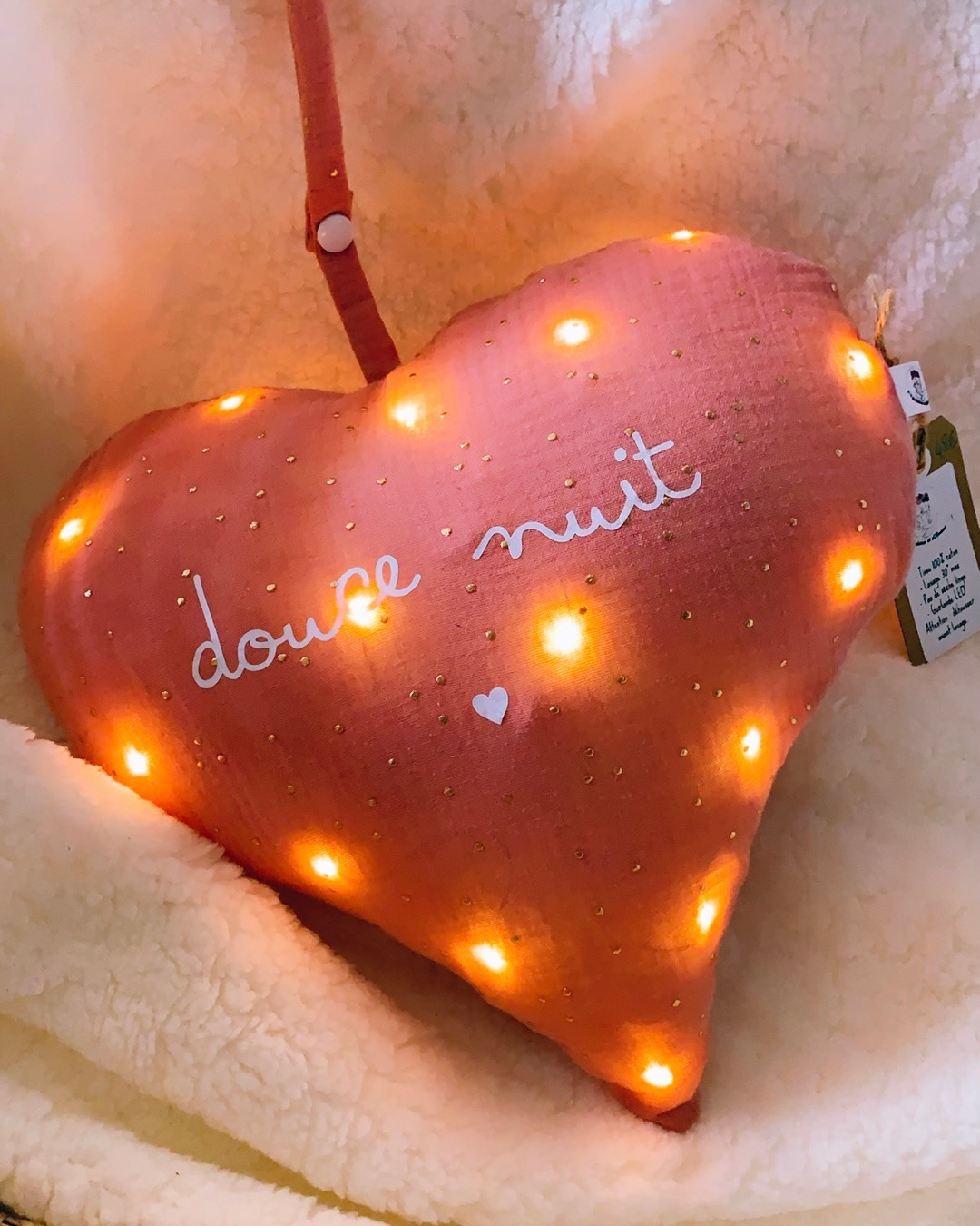 Veilleuse bébé personnalisée en tissu rose avec message 'douce nuit', lumière LED allumée