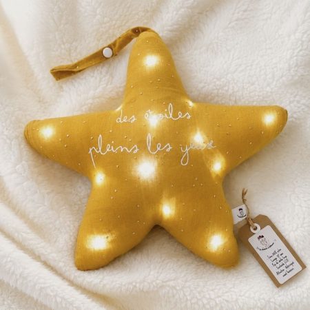 Veilleuse bébé étoile personnalisée moutarde en tissu avec lumière LED douce pour chambre d’enfant