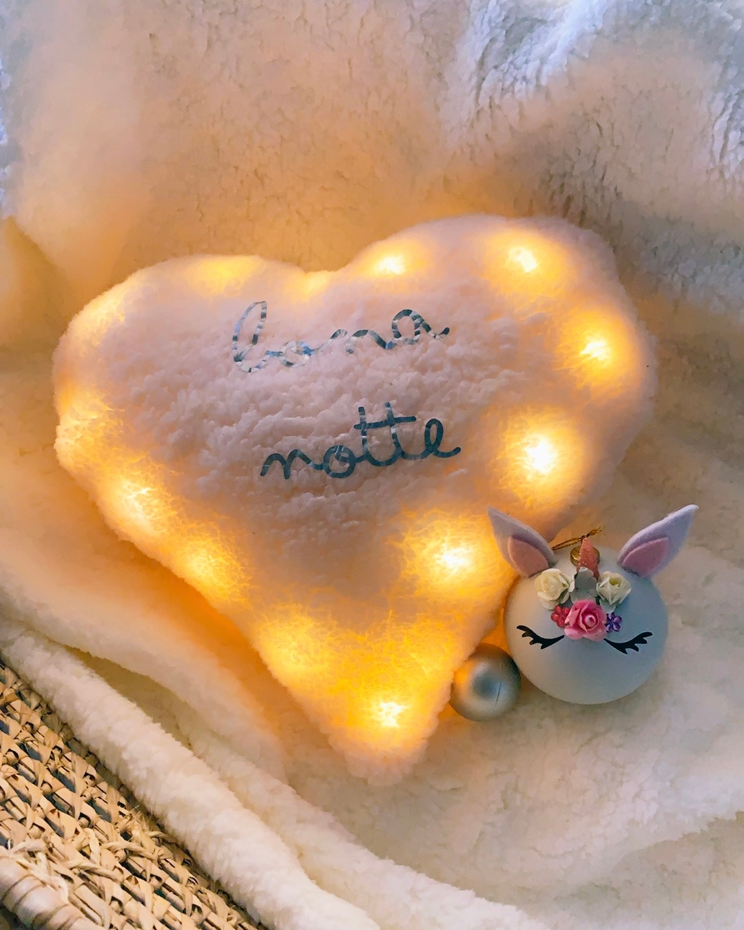 Veilleuse cœur en tissu effet moumoute avec message 'bona notte', guirlande LED allumée