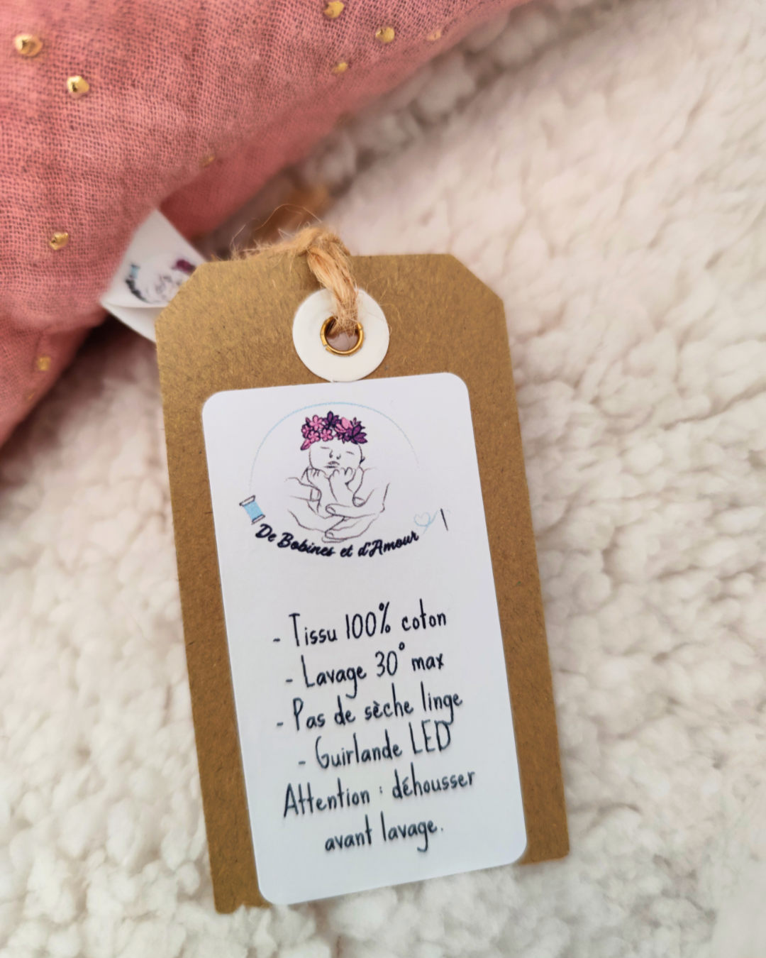 Étiquette d'entretien d'une veilleuse cœur bébé : tissu coton, LED, lavage 30°, pas de sèche-linge