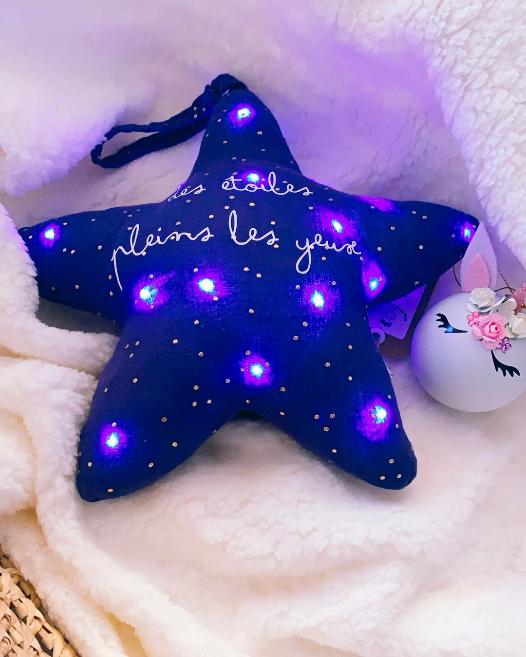 eilleuse étoile en tissu bleu nuit, allumée avec guirlande LED, message "des étoiles pleins les yeux", ambiance féérique