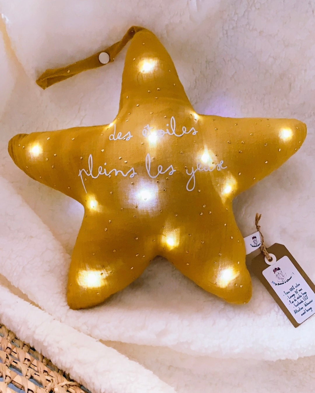 veilleuse étoile jaune moutarde allumée, personnalisée avec le message "des étoiles pleins les yeux", lumière LED douce