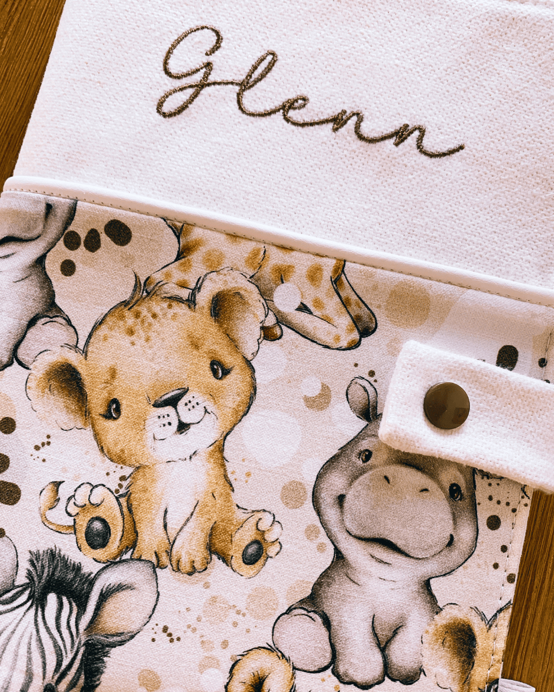 protege-carnet-de-santé-brodé-avec-prénom Protège carnet de santé personnalisé