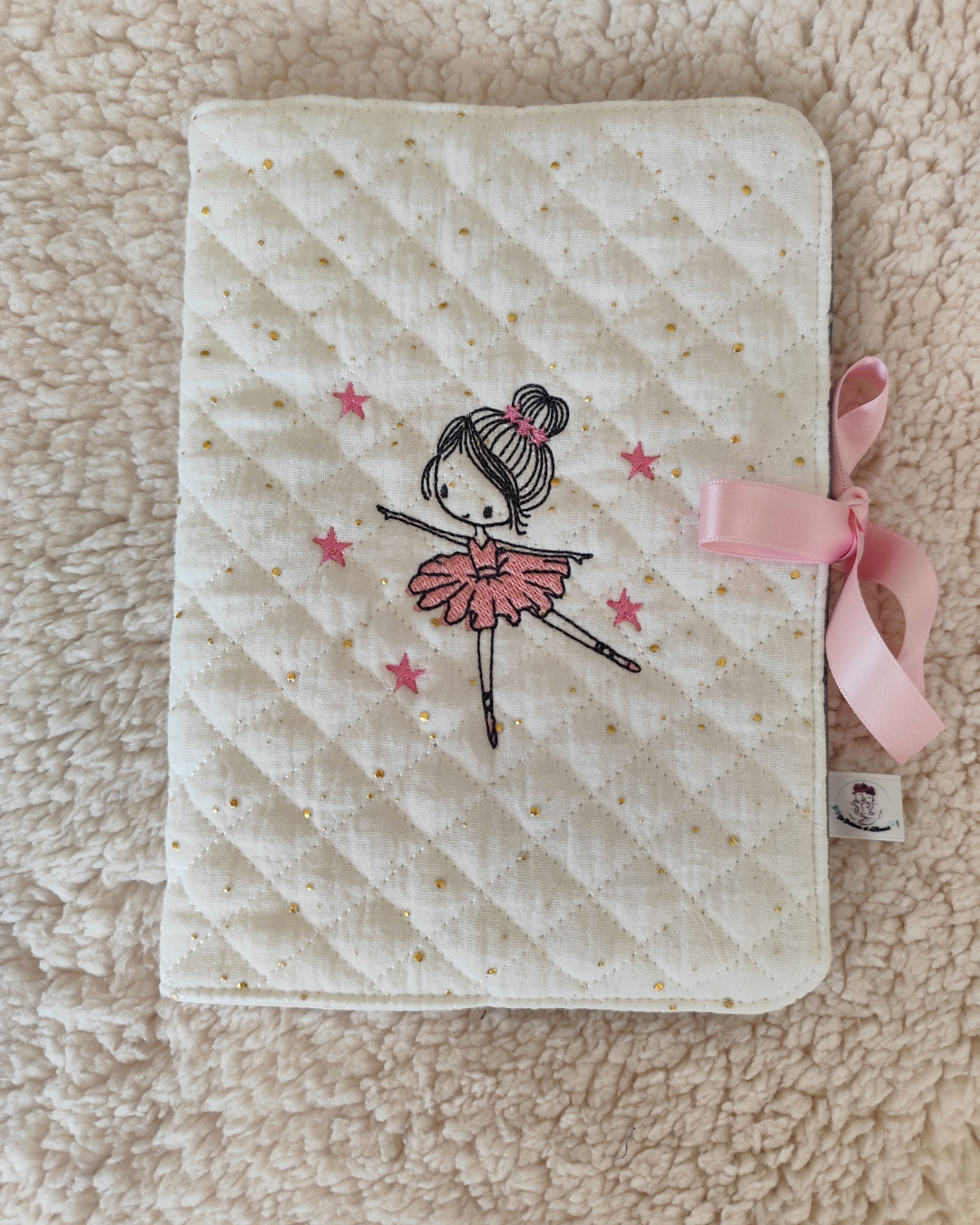 Protège-carnet-danseuse-brodé-en-tissu-bio protège carnet de santé personnalisé motif danseuse rose
