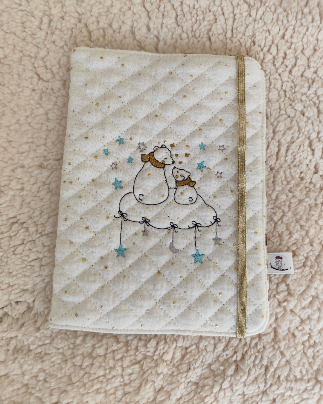 Protège-carnet-de-santé-brodé-oursons protège carnet matelassé avec broderie oursons et étoiles