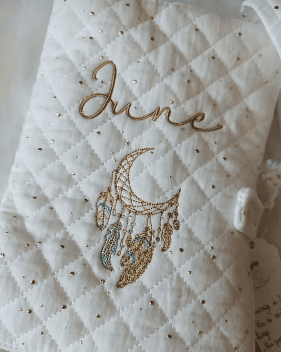 Protège-carnet-de-santé-brodé-prénom-attrape-rêve protège carnet de santé matelassé brodé avec prénom et motif attrape-rêve