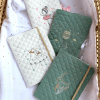 collection-protege-carnet-sante-bebe-personnalise-artisanal.jpg Collection protège carnet de santé bébé personnalisé artisanal, modèles brodés en tissu matelassé