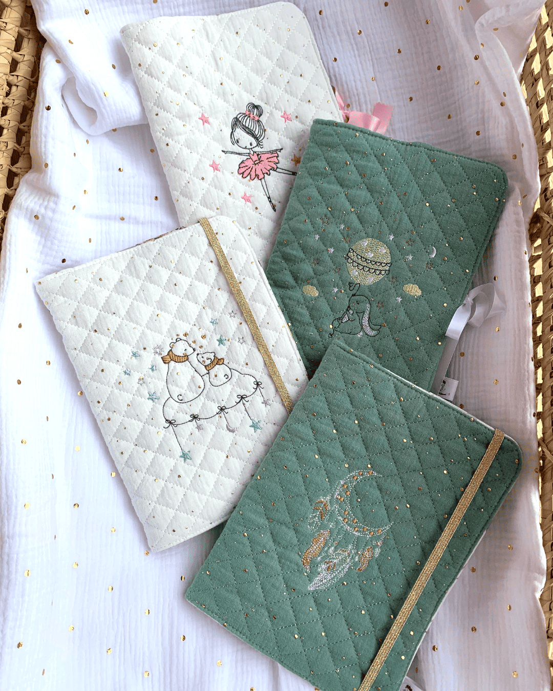 collection-protege-carnet-sante-bebe-personnalise-artisanal.jpg Collection protège carnet de santé bébé personnalisé artisanal, modèles brodés en tissu matelassé