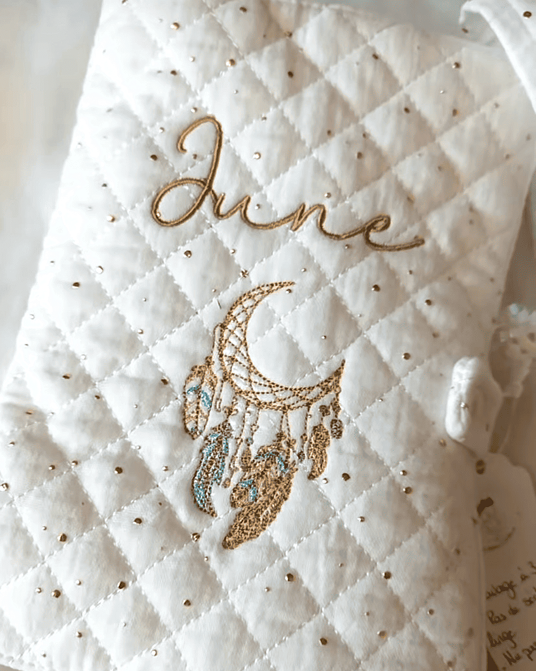 detail-broderie-protege-carnet-sante-bebe-attrape Détail broderie protège carnet de santé bébé motif attrape rêve, finition artisanale couture bébé