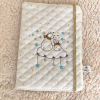 protege-carnet-sante-bebe-matelasse-modele-ourson.jpg Protège carnet de santé bébé matelassé motif ourson en tissu doux, création artisanale pour naissance