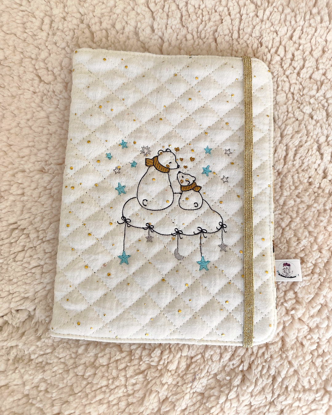 protege-carnet-sante-bebe-matelasse-modele-ourson.jpg Protège carnet de santé bébé matelassé motif ourson en tissu doux, création artisanale pour naissance