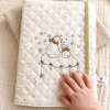 protege-carnet-sante-bebe-personnalise-main-bebe-modele-ourson.jpg protège carnet de santé bébé personnalisé brodé avec main de bébé modèle ourson création artisanale