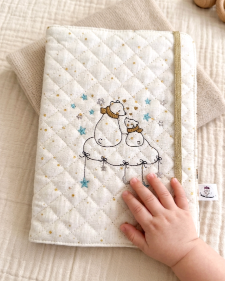 protège carnet de santé bébé personnalisé brodé avec main de bébé modèle ourson création artisanale