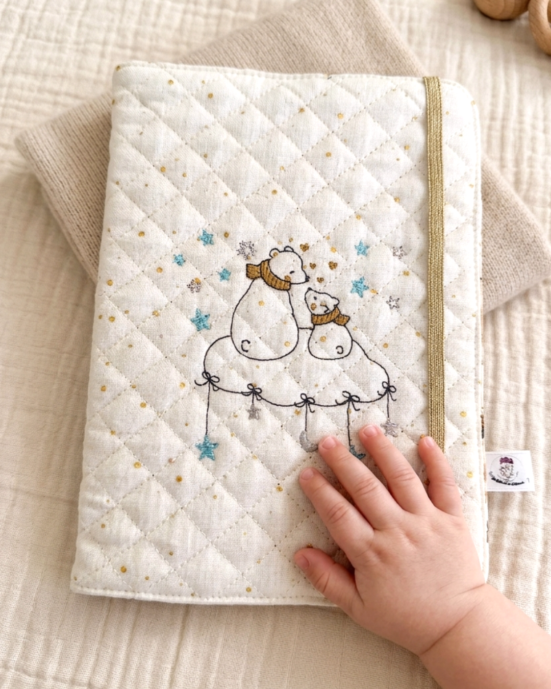 protege-carnet-sante-bebe-personnalise-main-bebe-modele-ourson.jpg protège carnet de santé bébé personnalisé brodé avec main de bébé modèle ourson création artisanale