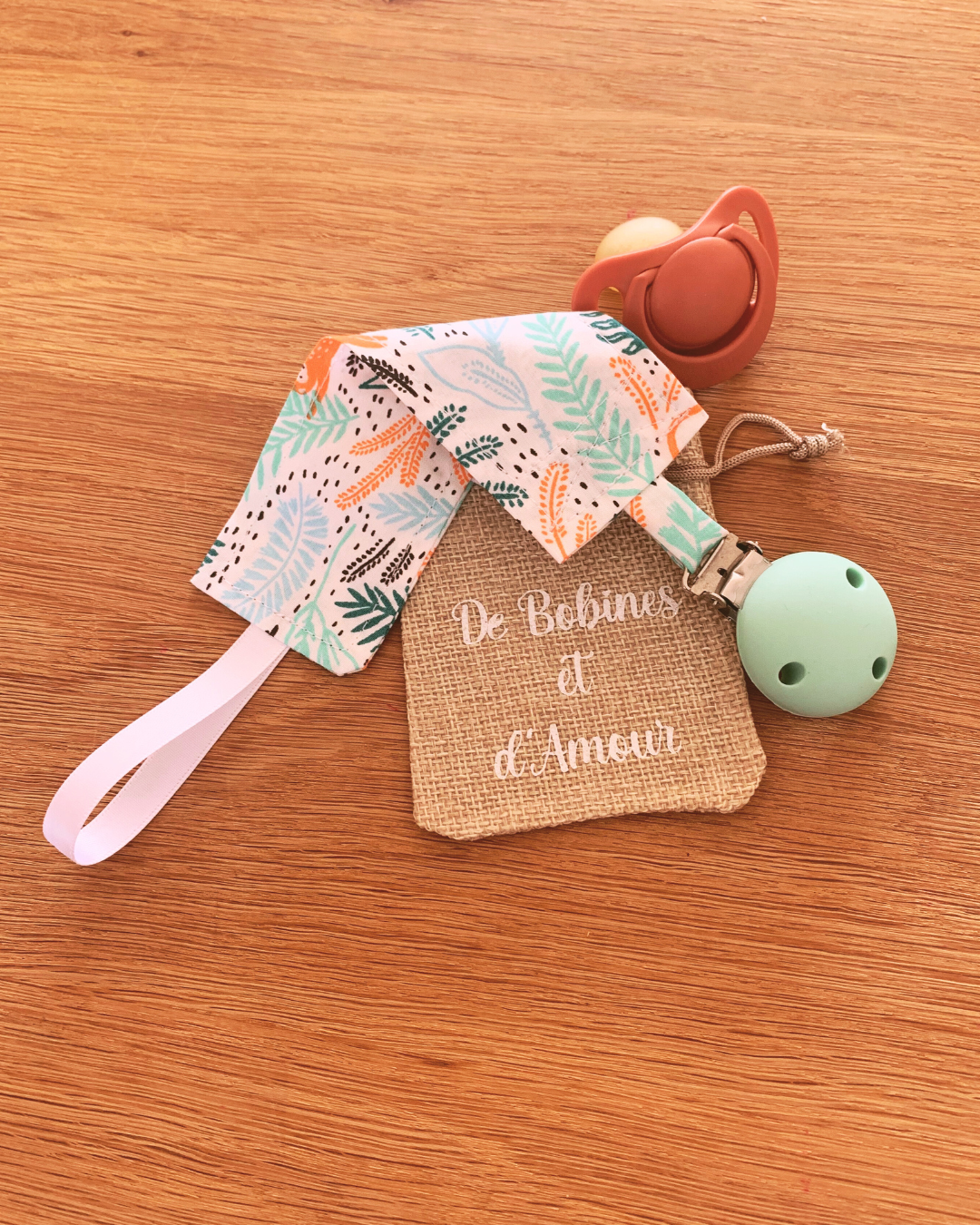 attache-tetine-bebe-jungle-personnalisable Attache tétine personnalisable en tissu jungle avec clip vert et ruban blanc