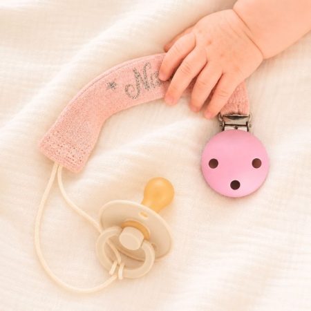 attache tétine bébé personnalisée en tissu avec prénom main bébé