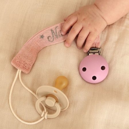 attache tétine bébé personnalisée en tissu avec prénom main bébé
