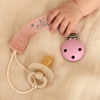 attache-tetine-bebe-personnalisee-main-bebe-tetine.jpg attache tétine personnalisée bébé avec prénom et tétine en tissu doux