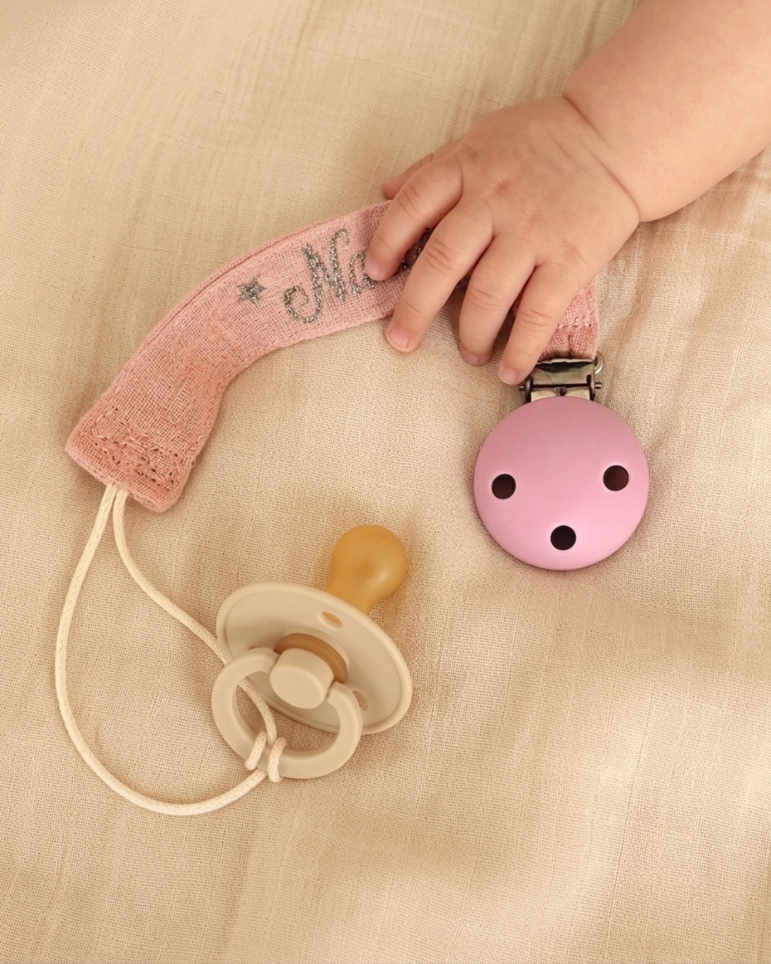 attache-tetine-bebe-personnalisee-main-bebe-tetine.jpg attache tétine personnalisée bébé avec prénom et tétine en tissu doux