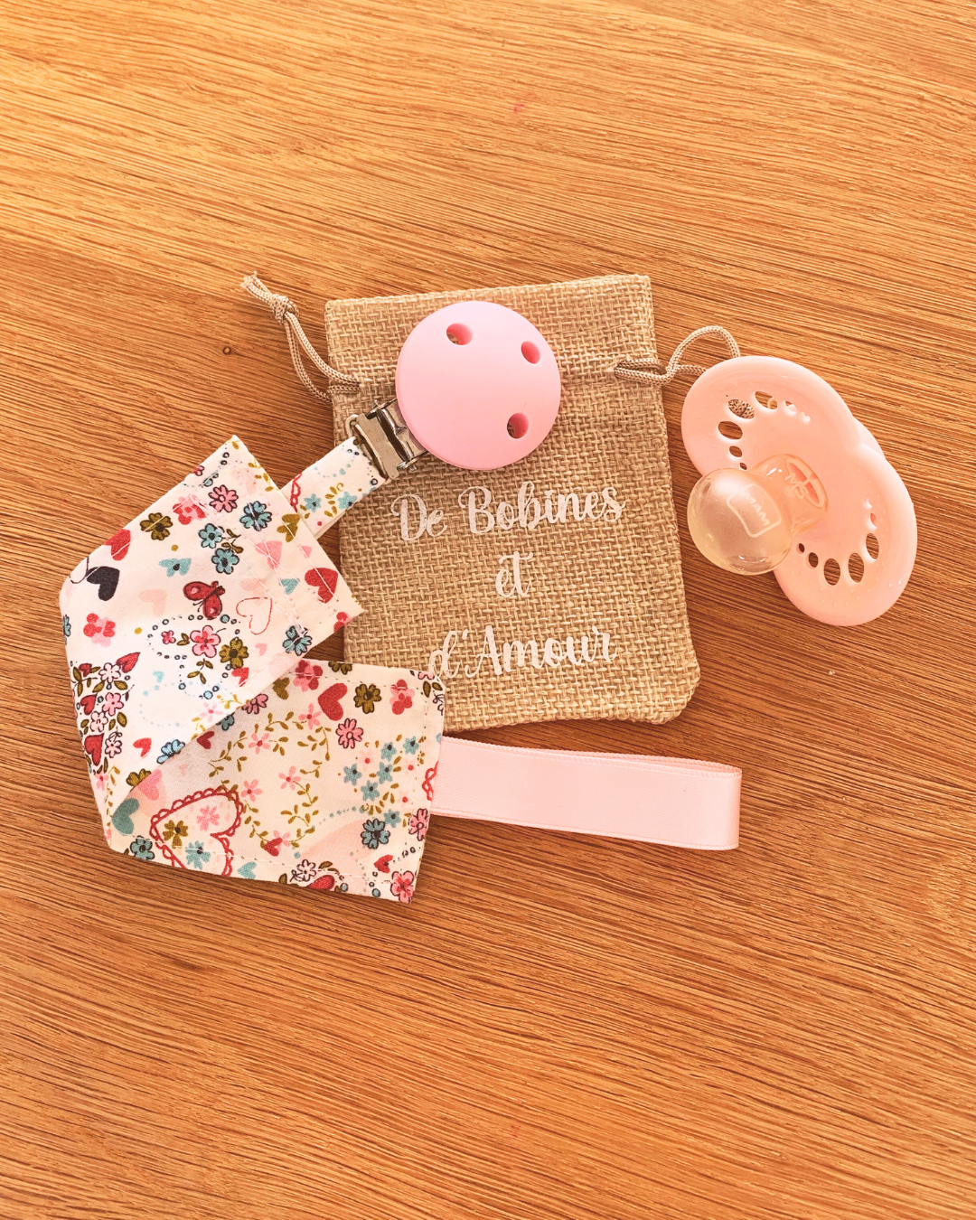 attache-tetine-fleurie-prenom Attache tétine personnalisée en tissu fleuri avec flocage et clip rose pour fille