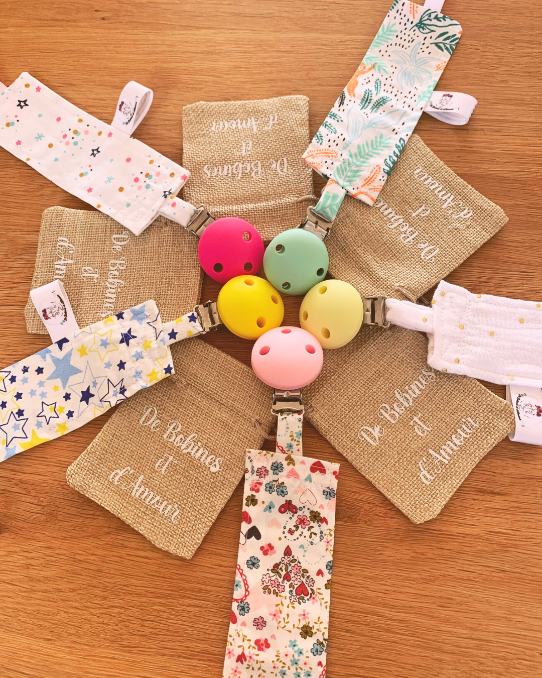 attache-tetine-personnalisable-en-tissu-mixte Attache tétine en tissu personnalisable pour bébé, modèles mixtes avec clips colores