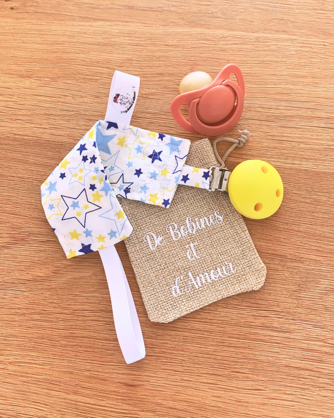 attache-tetine-personnalisee-bebe-garcon Attache tétine garçon personnalisée avec tissu a étoiles et clip en silicone jaune