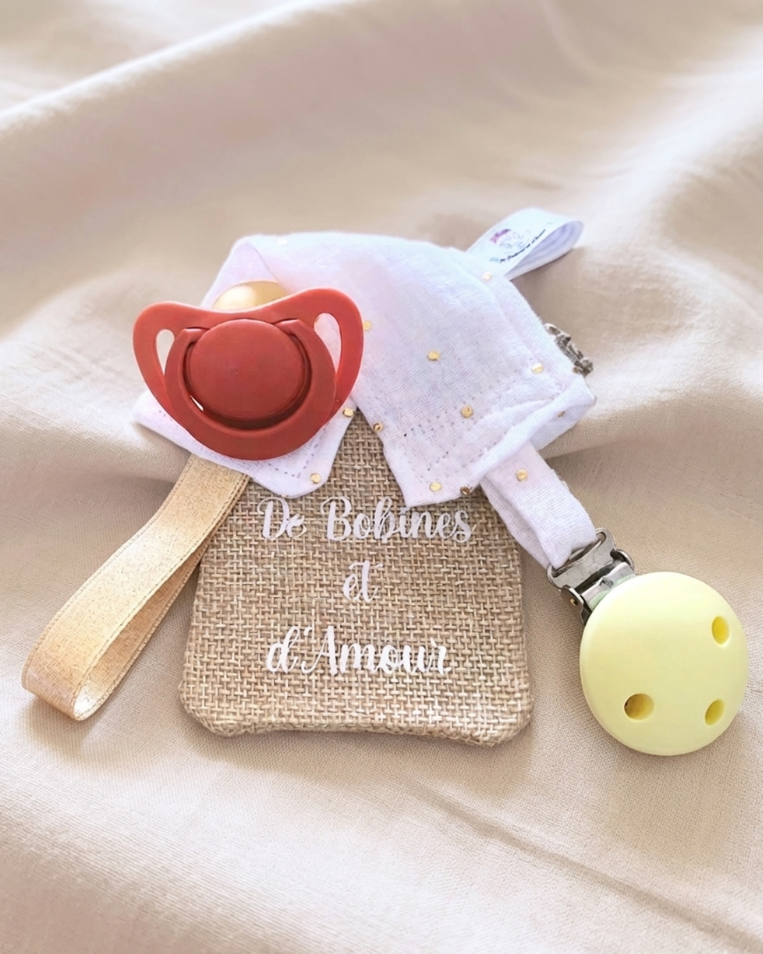 attache-tetine-personnalisee-cadeau-bebe-pochon.jpg attache tétine personnalisée avec pochon cadeau bébé