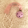 attache-tetine-personnalisee-prenom-nahia-rose.jpg attache tétine personnalisée rose avec prénom Nahia en tissu