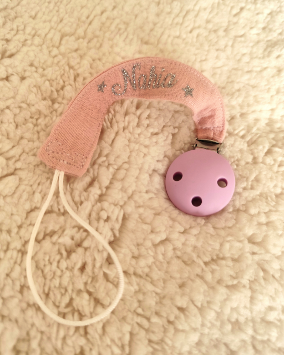 attache-tetine-personnalisee-prenom-nahia-rose.jpg attache tétine personnalisée rose avec prénom Nahia en tissu