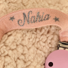 attache-tetine-prenom-detail-broderie-nahia.jpg détail prénom attache tétine personnalisée broderie Nahia