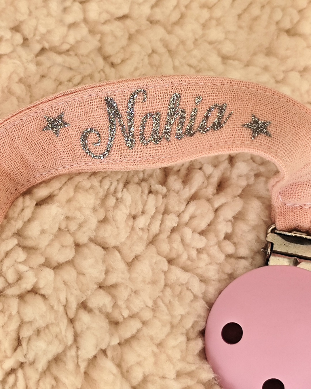 attache-tetine-prenom-detail-broderie-nahia.jpg détail prénom attache tétine personnalisée broderie Nahia