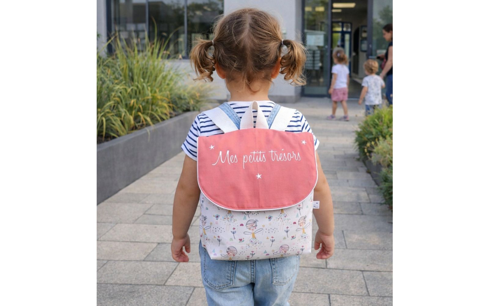 enfant portant un sac à dos enfant personnalisé avec prénom maternelle
