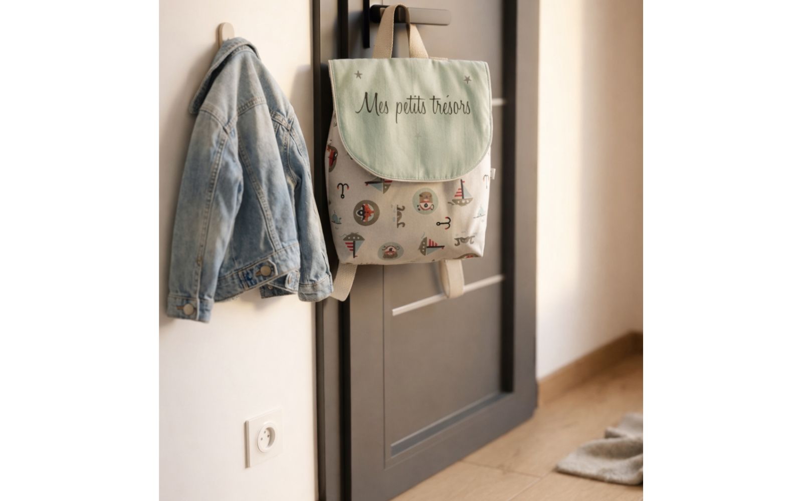 sac à dos enfant personnalisé prénom accroché porte chambre enfant