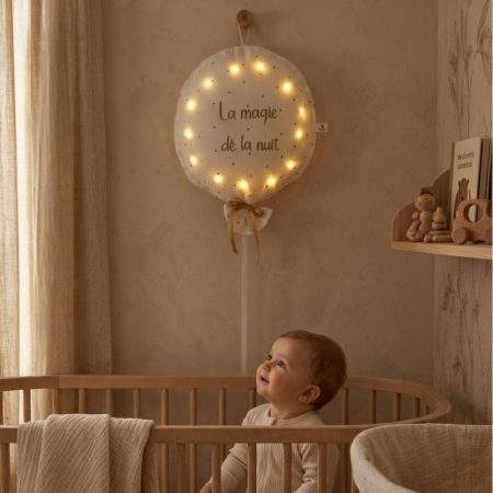 Veilleuse ballon bébé personnalisée en tissu avec lumière LED douce dans une chambre bébé beige et naturelle