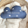 veilleuse nuage bébé personnalisée en tissu bleu avec inscription la tête dans les nuages