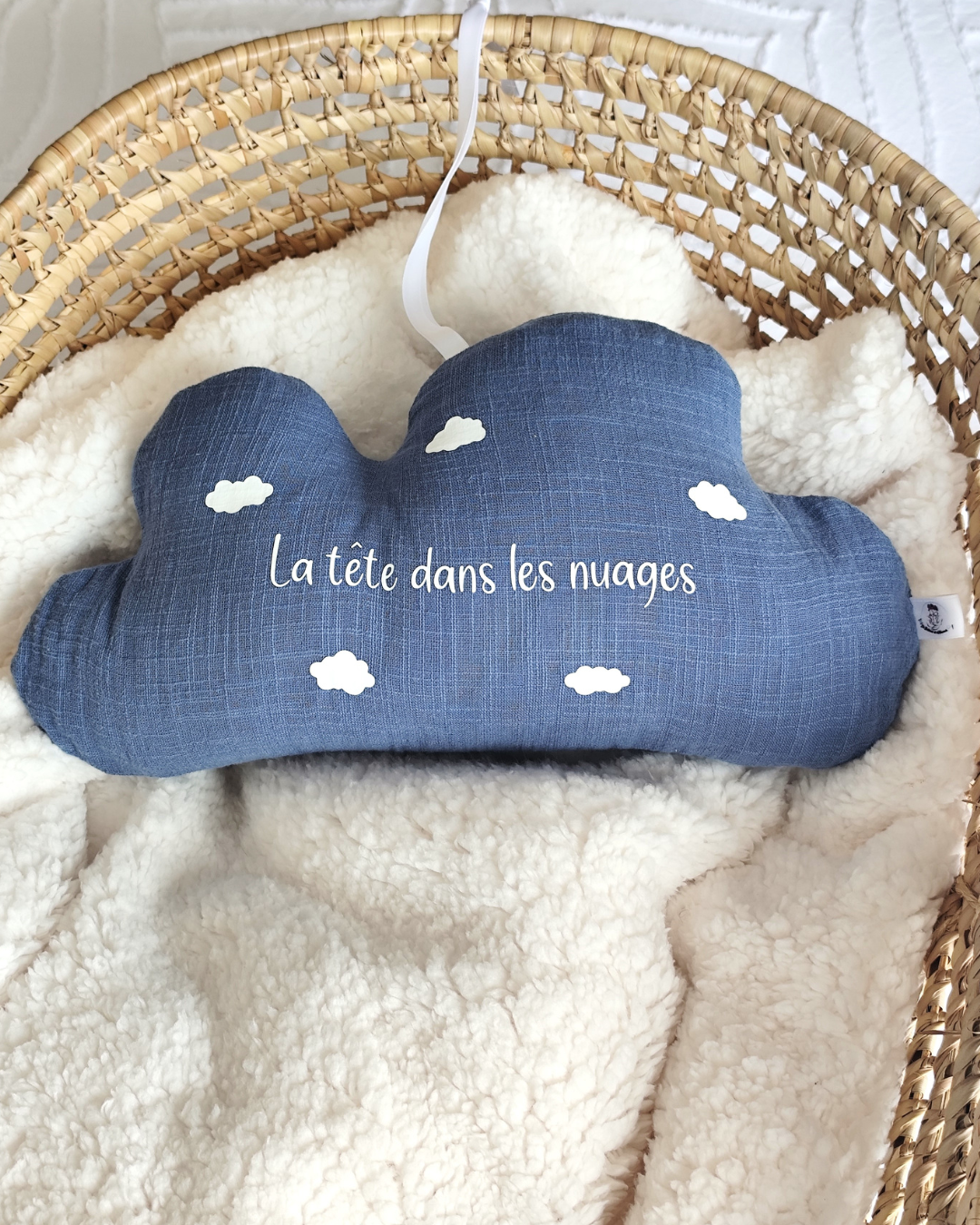 veilleuse nuage bébé personnalisée en tissu bleu avec inscription la tête dans les nuages