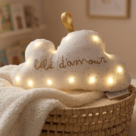 Veilleuse nuage bébé personnalisée en tissu avec lumière LED douce dans un panier en osier