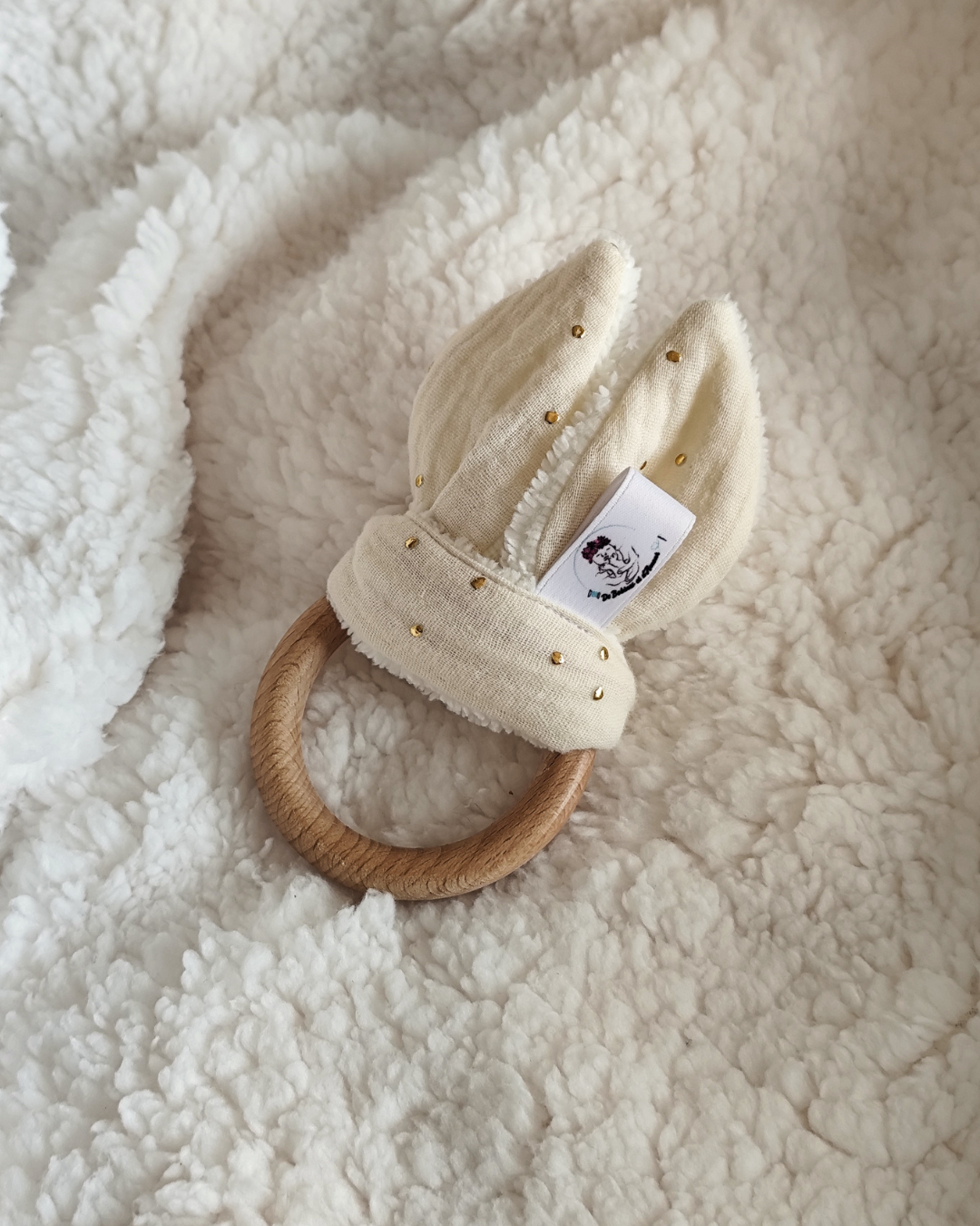 anneau de dentition bébé bois naturel tissu écru à pois dorés oreilles lapin
