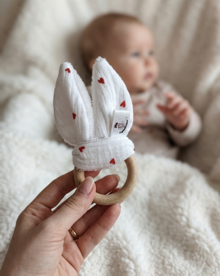 anneau de dentition personnalisé bébé en bois naturel avec oreilles lapin tenu à la main