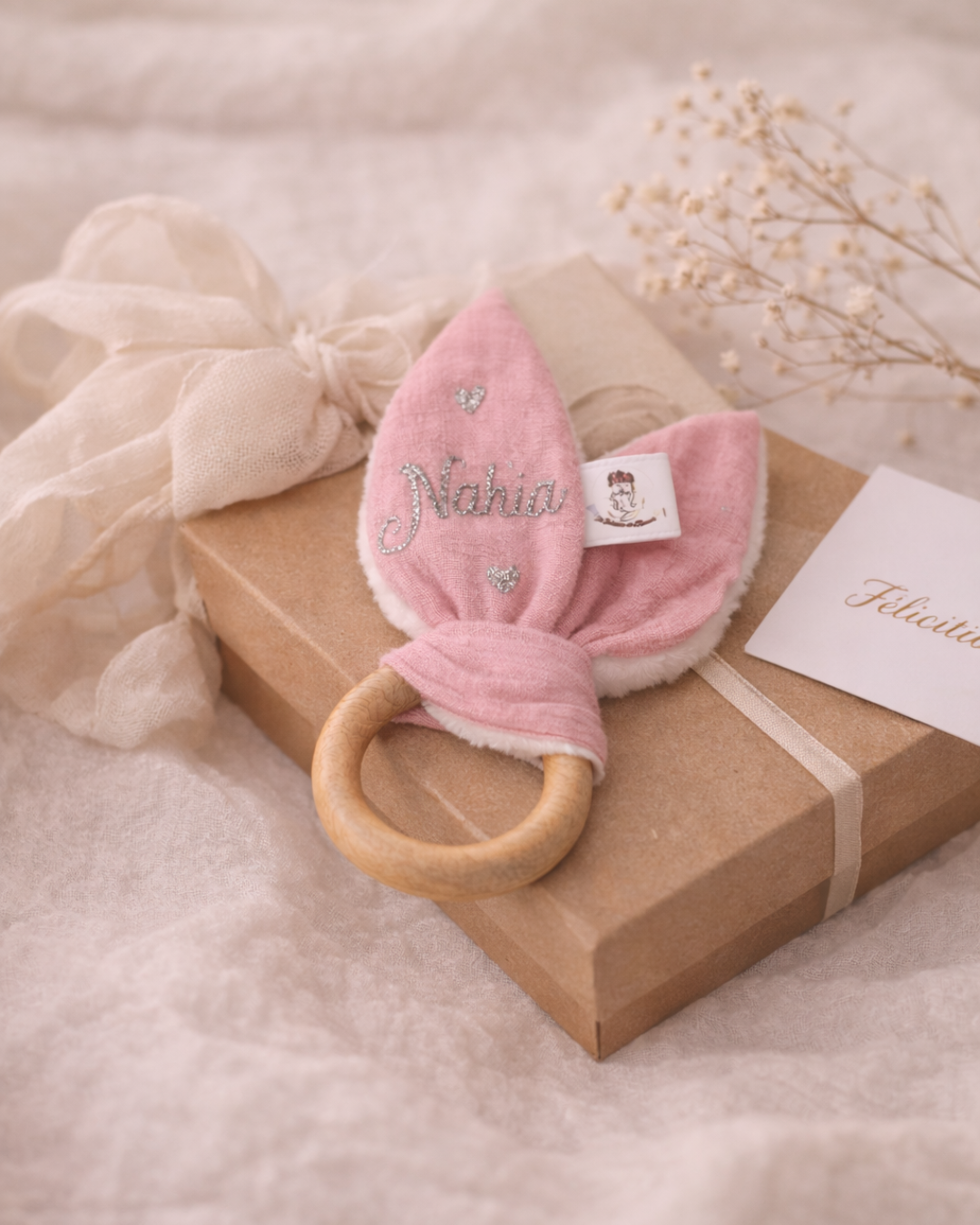 Anneau de dentition en bois naturel avec prénom en format cadeau