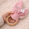 détail anneau de dentition bébé personnalisé en bois naturel et tissu doux