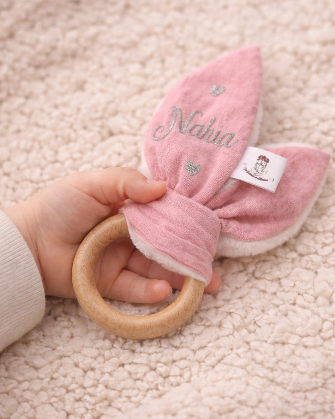 détail anneau de dentition bébé personnalisé en bois naturel et tissu doux