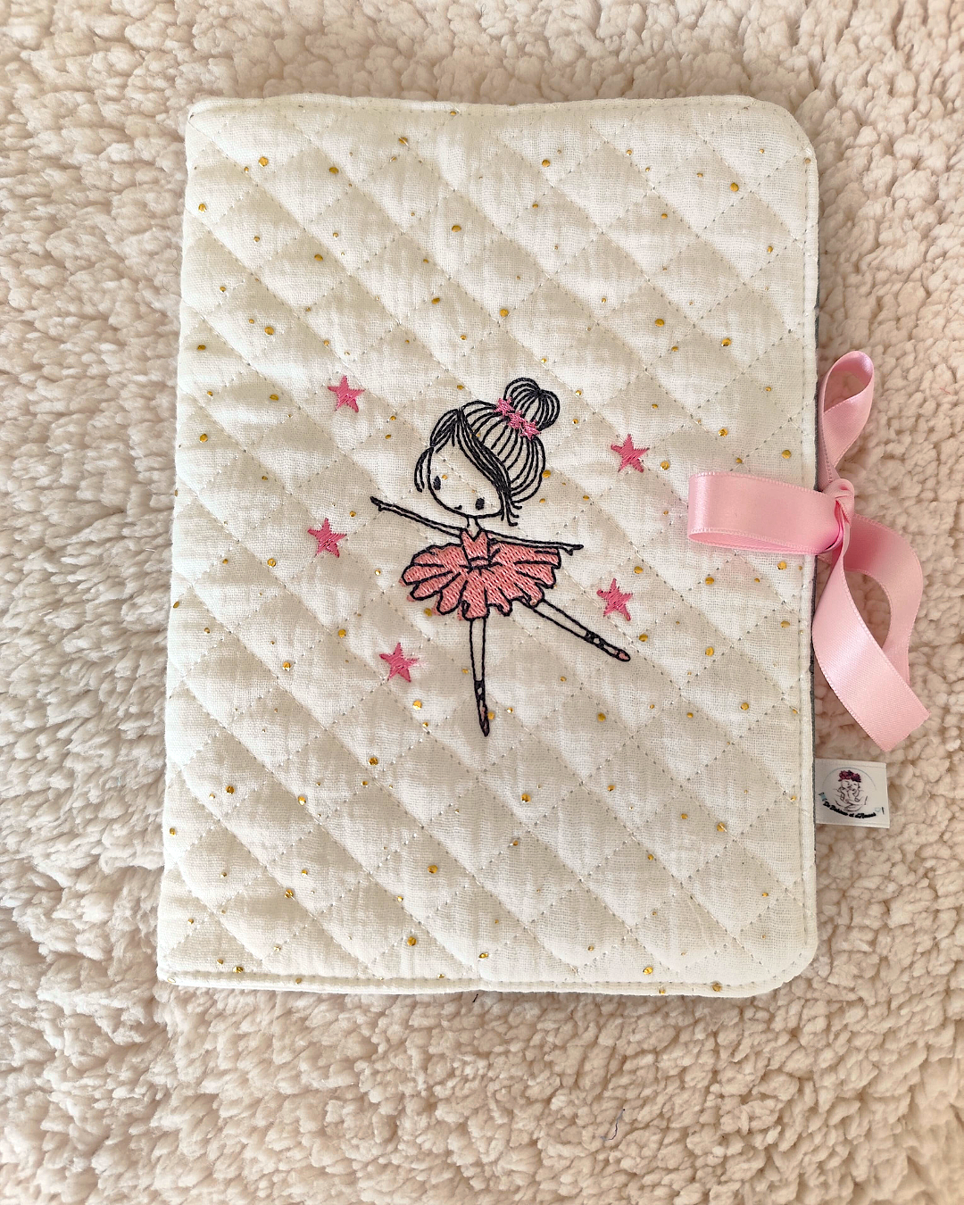 protege-carnet-sante-bebe-ballerine-rose-matelasse.jpg protège carnet de santé bébé matelassé motif ballerine rose fait main