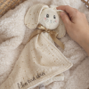 doudou bébé personnalisé lapin avec attache tétine en double gaze de coton avec main maman