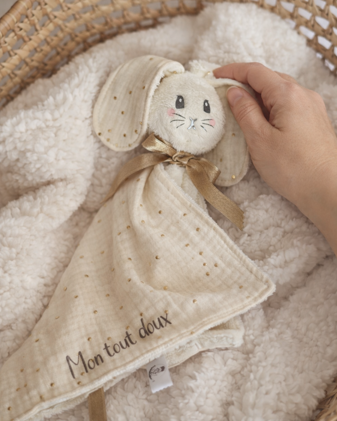 doudou bébé personnalisé lapin avec attache tétine en double gaze de coton avec main maman